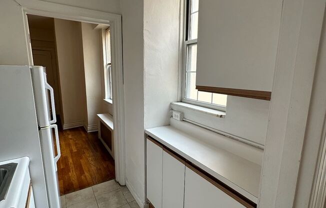 Studio, 1 bath, 321 sqft, $1,250, Unit New King Edward 8A4