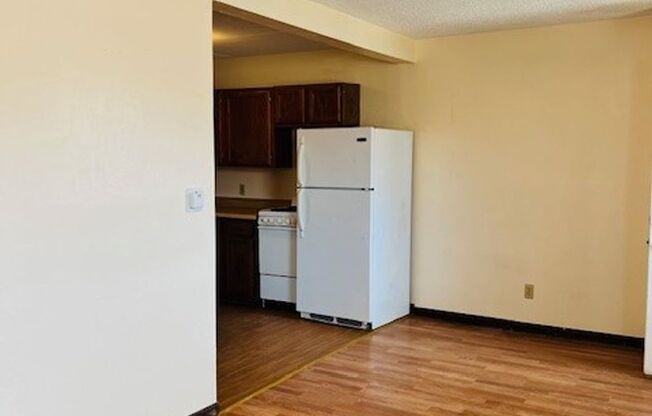 2 beds, 1 bath, $650, Unit 104 10th St. #8