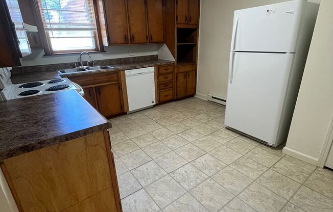 2 beds, 1 bath, 903 sqft, $1,140, Unit M-10