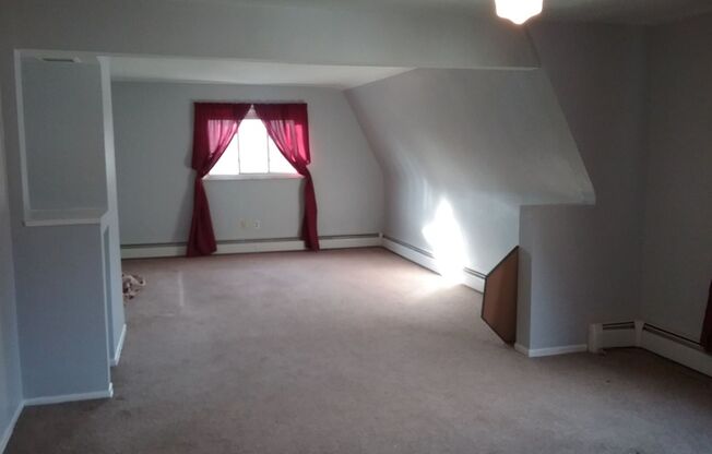 2-bedroom 1st floor apartment for rent in Oakmont