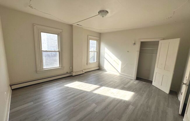 3 beds, 1 bath, $1,700, Unit 118 Apt 3