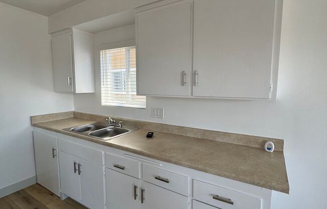 Spacious 1 Bedroom In Torrance - $2,095 - Parking Garage Available !!!