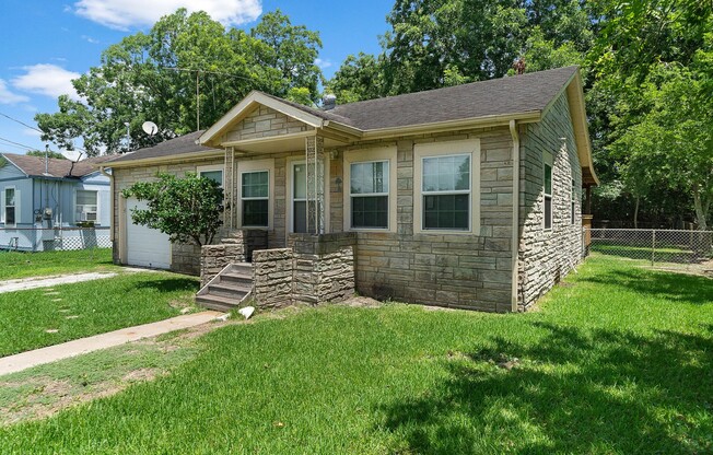 Lovely Brick 3 Bed/1 Bath Home w/ Large Covered Deck Back Porch w/ Fully-Fenced Yard