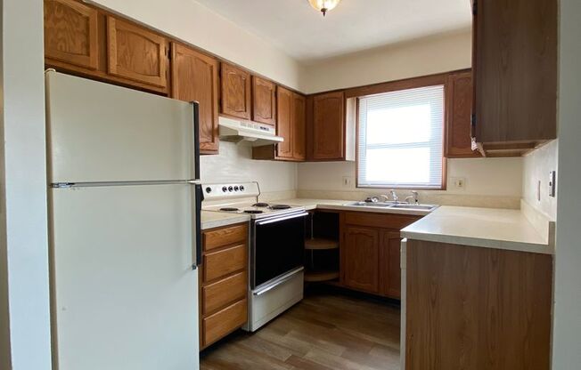 2 beds, 1 bath, $895, Unit APT. C