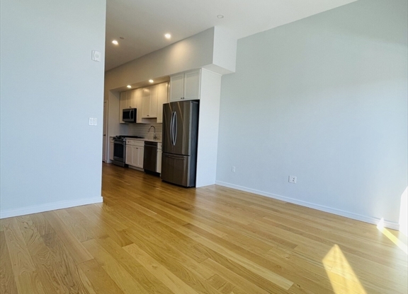 385 PLEASANT ST