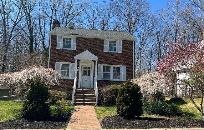 Charming Colonial Close to METRO, Parks, & More.