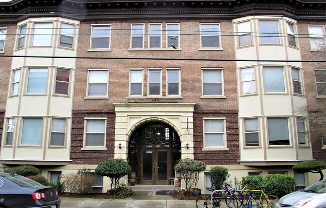 MOVE-IN SPECIAL: ONE MONTH FREE RENT | Rialto Court Apartments