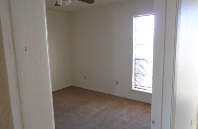 2 beds, 1 bath, $995