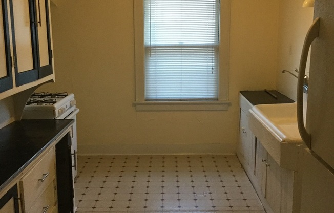 2 beds, 1 bath, $1,095, Unit #3