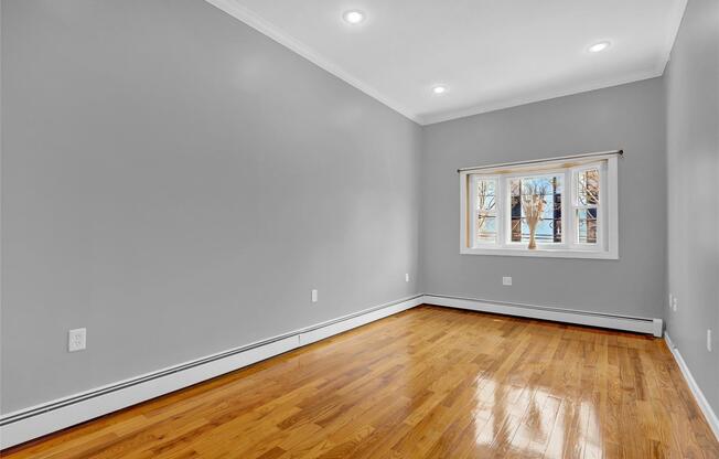 712 SNEDIKER AVE