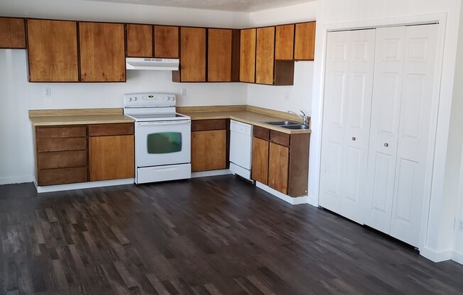 Spacious Duplex - 8 Minute Drive to Boise State University  - 3 bedroom 1 bathroom