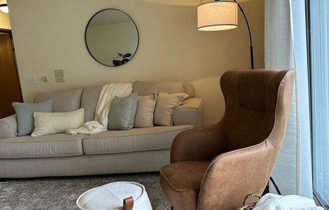 2 beds, 1 bath, $2,000, Unit 4-2557