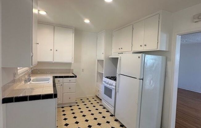 2 beds, 1 bath, $3,295, Unit 1029-D