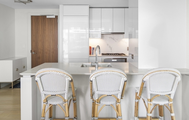 1 bed, 1 bath, 693 sqft, $6,000, Unit 520