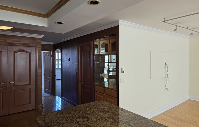 40 E Cedar St 22W