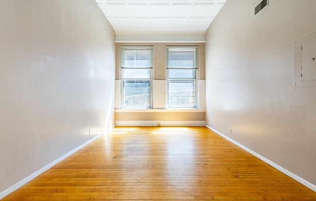 2 beds, 1 bath, 825 sqft, $899, Unit 3819 Jones St #201