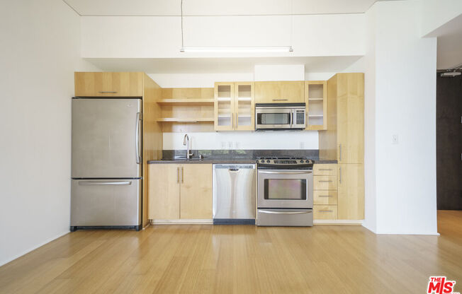 1 bed, 1 bath, 800 sqft, $2,550, Unit 819