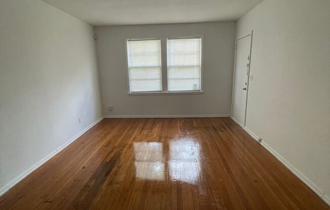 2 beds, 1 bath, 950 sqft, $1,295, Unit 1529 MCDUFF AVE. #2 down