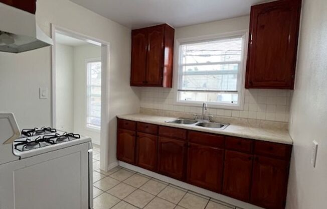 1 bed, 1 bath, 560 sqft, $1,475, Unit 1444 Chestnut Apt 15