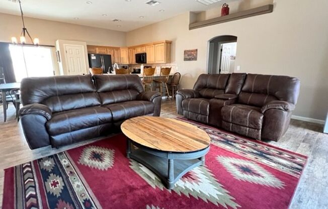 3 BR LUXE Home-Walk to Colorado River, Golf & near Rotary Park.