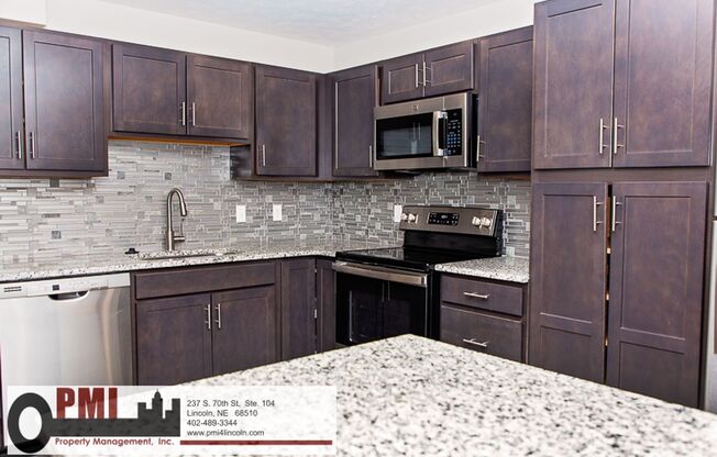 2 beds, 1 bath, $1,000, Unit 4001 Holdrege St. #2
