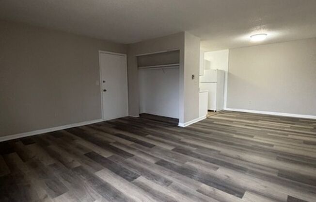 3 beds, 1 bath, 960 sqft, $1,000, Unit 1725-304