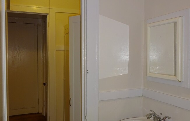 Studio, 1 bath, 390 sqft, $800, Unit 27