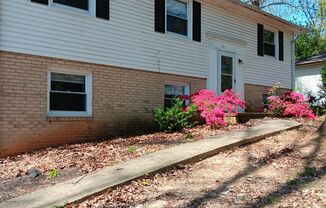 Spacious 5-Bedroom 2 Bath  Home in Historic Downtown Charlottesville – Available Now!"