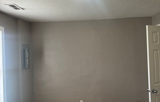1 bed, 1 bath, 700 sqft, $780, Unit 425 Leeds Ave