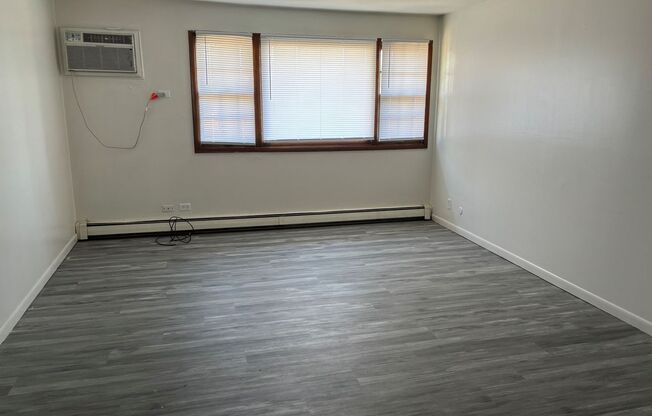 3 beds, 1.5 baths, 1,250 sqft, $1,199, Unit 560-3E