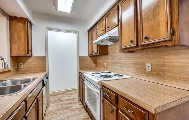 2Bed / 2Bath Duplex • Kitchen Appliances Included • Great Arlington Location