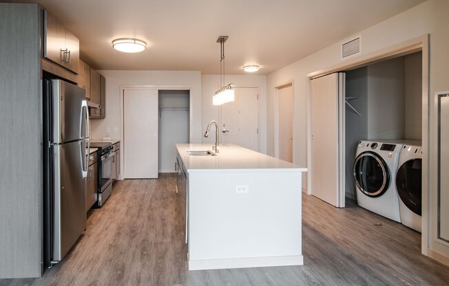 1 bed, 1 bath, 692 sqft, $1,800, Unit 521