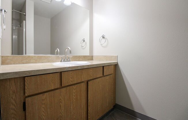 2 beds, 1 bath, 840 sqft, $1,250, Unit 49