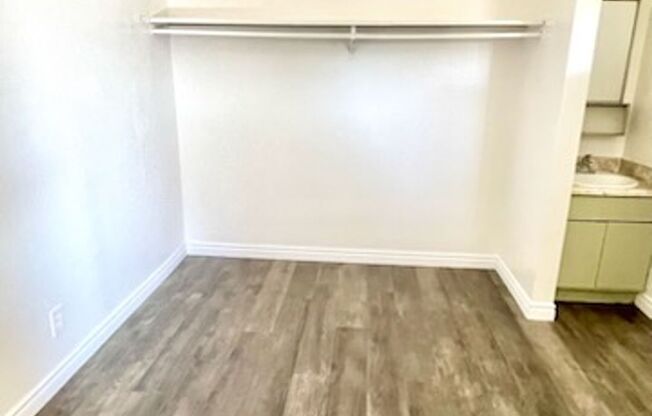 Newly Renovated & Bright Studio in Henderson - Utilities Included!