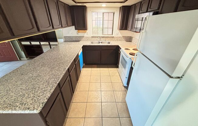 Charming 2BED/2BATH Condo located in Spring Oaks Community.