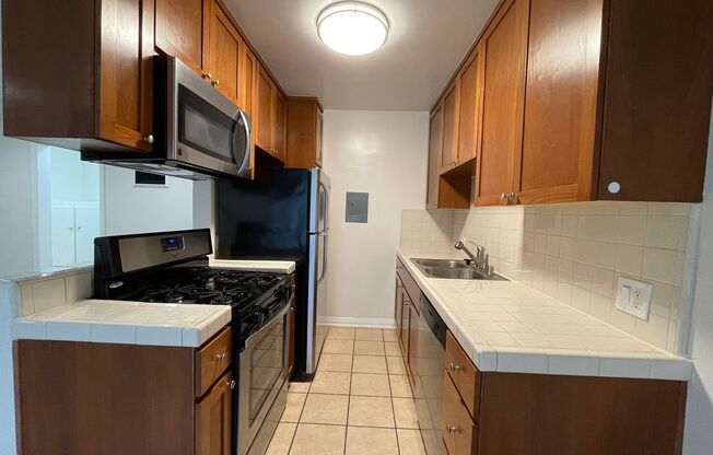 2 beds, 2 baths, $2,895, Unit 21-01