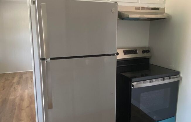 1 bed, 1 bath, $750, Unit H