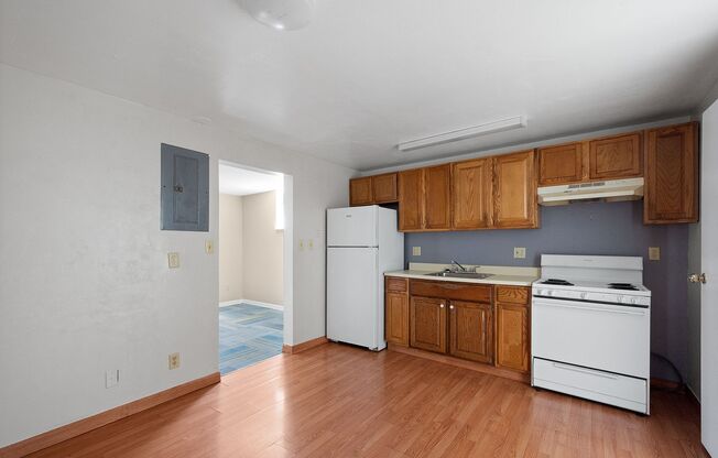 1 bed, 1 bath, 800 sqft, $849, Unit 103 W Lincoln Ave #1
