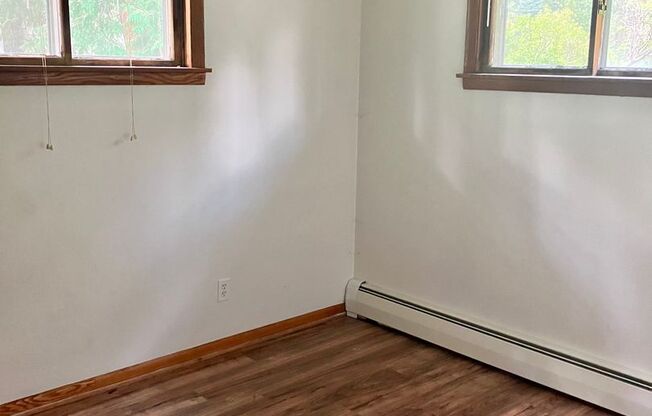 2 beds, 1 bath, $1,300