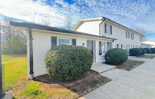 1 bed, 1 bath, 615 sqft, $1,050, Unit 821 Oakwood Villa