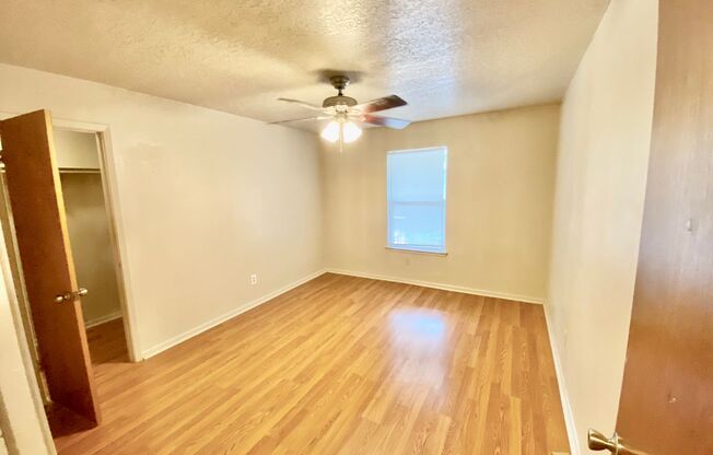 2 beds, 1 bath, 832 sqft, $995