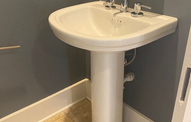 Vanderbilt Place - Wonderful Location 3 bedrooms/3 1/2 baths