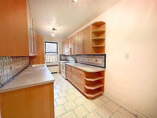 84 12 35 AVE