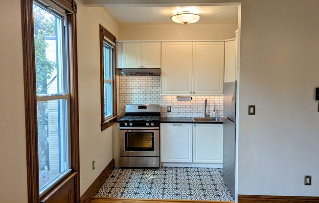 2 beds, 1 bath, $3,300, Unit Upper