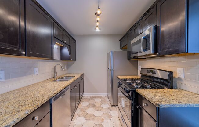 3 beds, 2 baths, 1,300 sqft, $1,825, Unit 666FPL