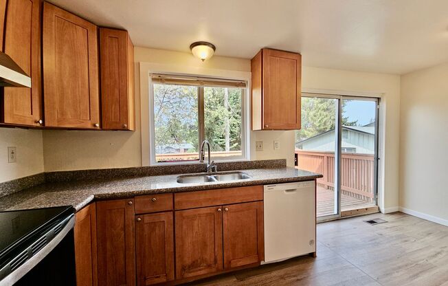 Beautiful Updated 4BR Home with Large Yard & Deck in Renton Cascade Community