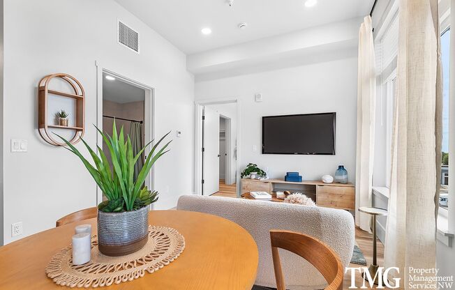 1 bed, 1 bath, 570 sqft, $1,800, Unit 402