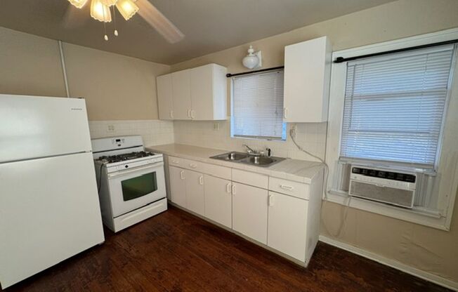 2 beds, 1 bath, $985, Unit APARTMENT A