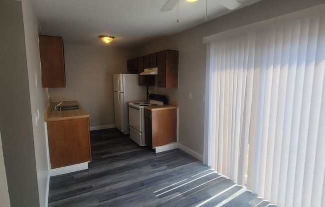 3 beds, 1.5 baths, 1,032 sqft, $1,595, Unit 3233-7