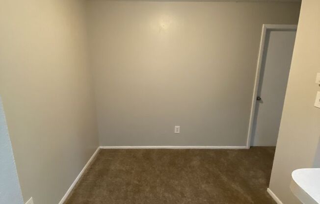 1 bedroom 1 bath with Fireplace, and washer and dryer include